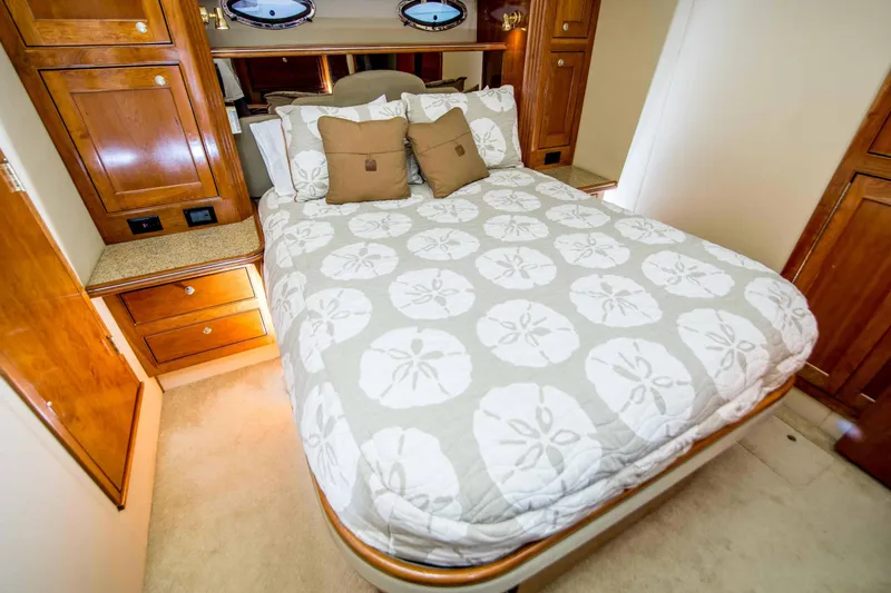 Slide: The Image of Cruisers Yachts 5470 2004 - 13