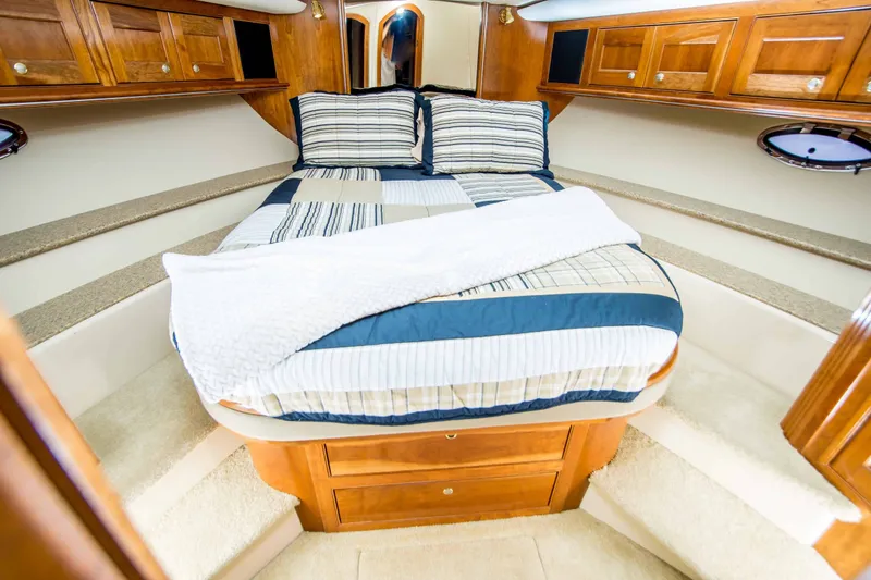 Slide: The Image of Cruisers Yachts 5470 2004 - 10