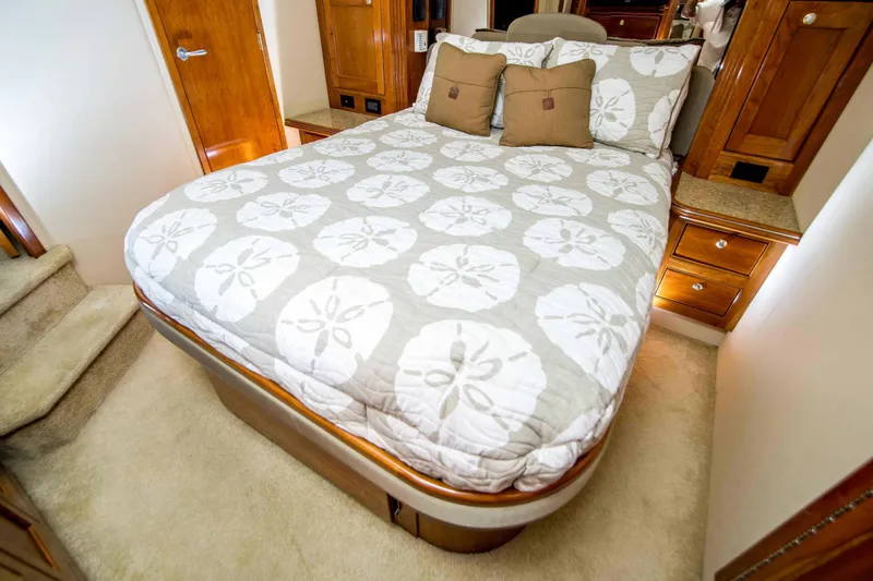 Slide: The Image of Cruisers Yachts 5470 2004 - 14