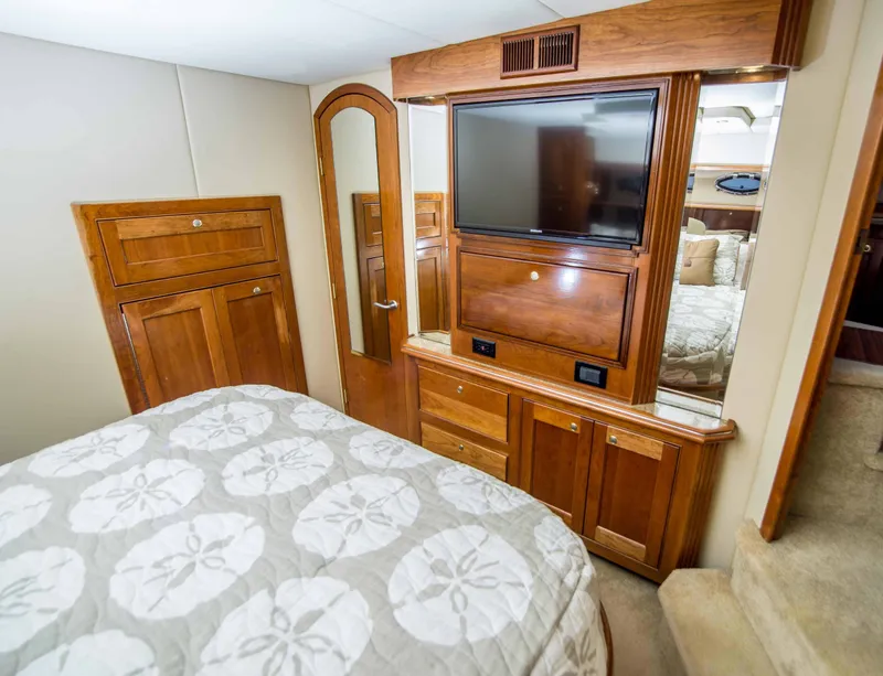 Slide: The Image of Cruisers Yachts 5470 2004 - 15