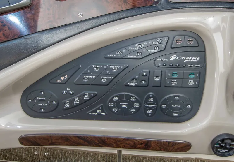 Slide: The Image of Cruisers Yachts 5470 2004 - 22