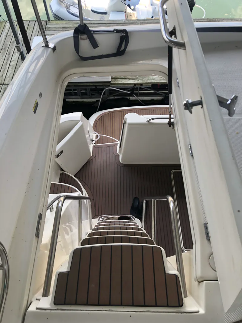 Slide: The Image of Meridian 580 Pilothouse 2007 - 25
