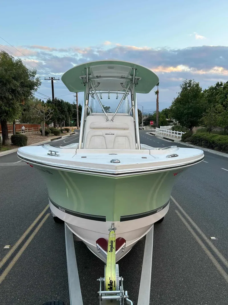 Slide: The Image of Regulator Marine "23 Center Console" 2015 - 7