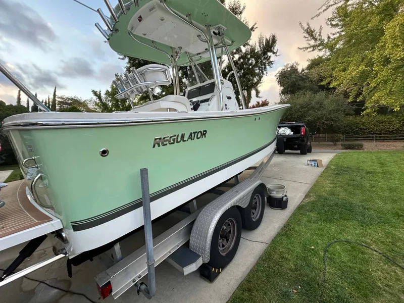 Slide: The Image of Regulator Marine "23 Center Console" 2015 - 9