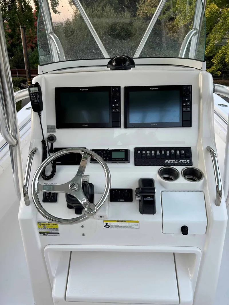 Slide: The Image of Regulator Marine "23 Center Console" 2015 - 11