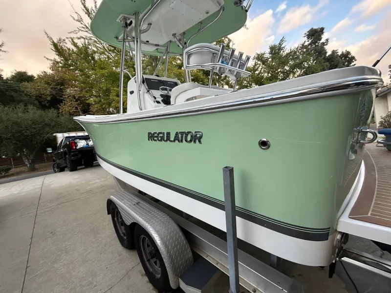 Slide: The Image of Regulator Marine "23 Center Console" 2015 - 8