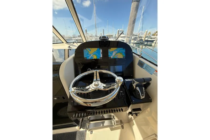 Slide: The Image of Pursuit 3370 Offshore 2004 - 31