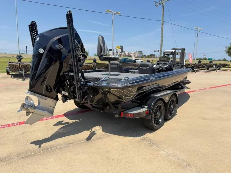 Slide: The Image of Phoenix Bass Boat 921 Elite II 2022 - 5