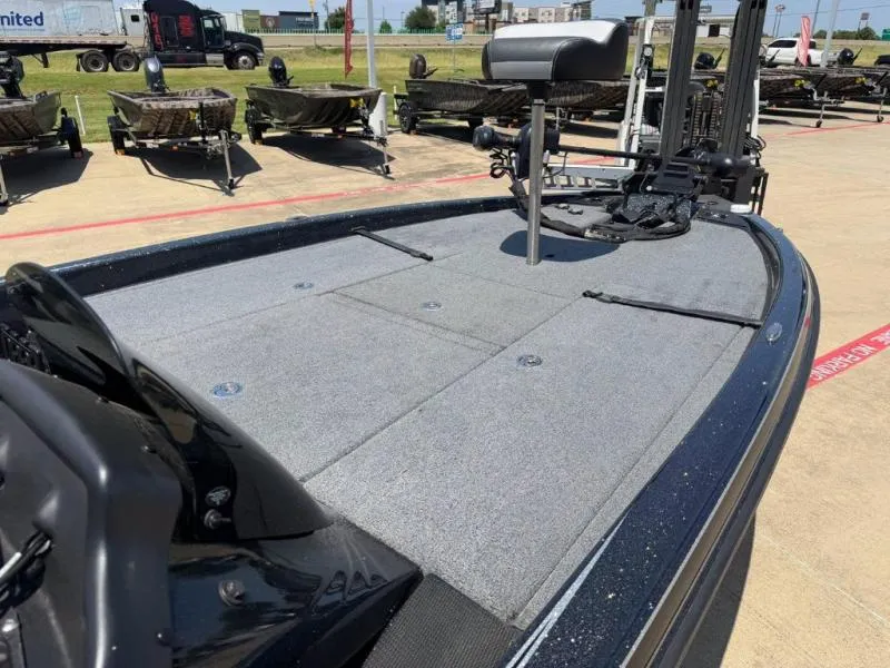 Slide: The Image of Phoenix Bass Boat 921 Elite II 2022 - 11