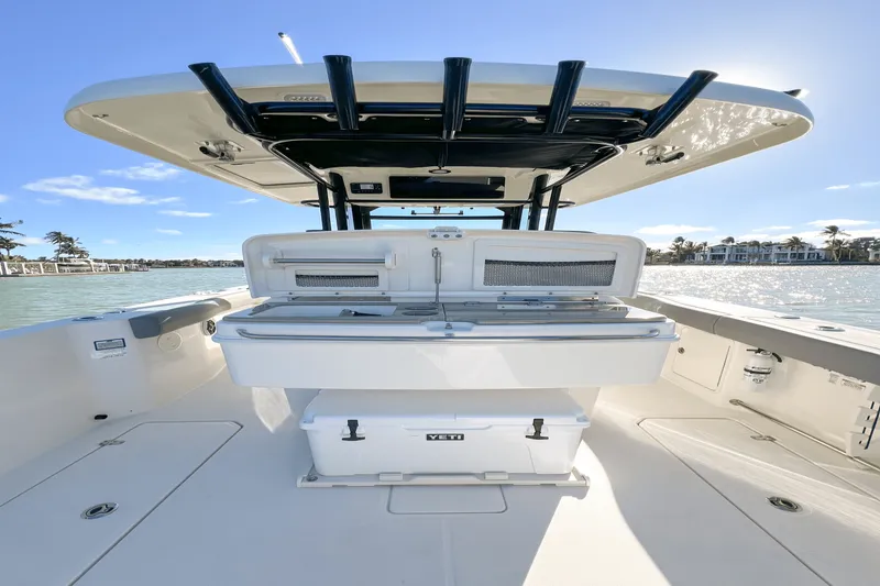 Slide: The Image of Boston Whaler 330 OUTRAGE 2023 - 11