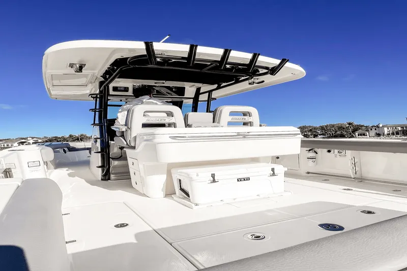 Slide: The Image of Boston Whaler 330 OUTRAGE 2023 - 13