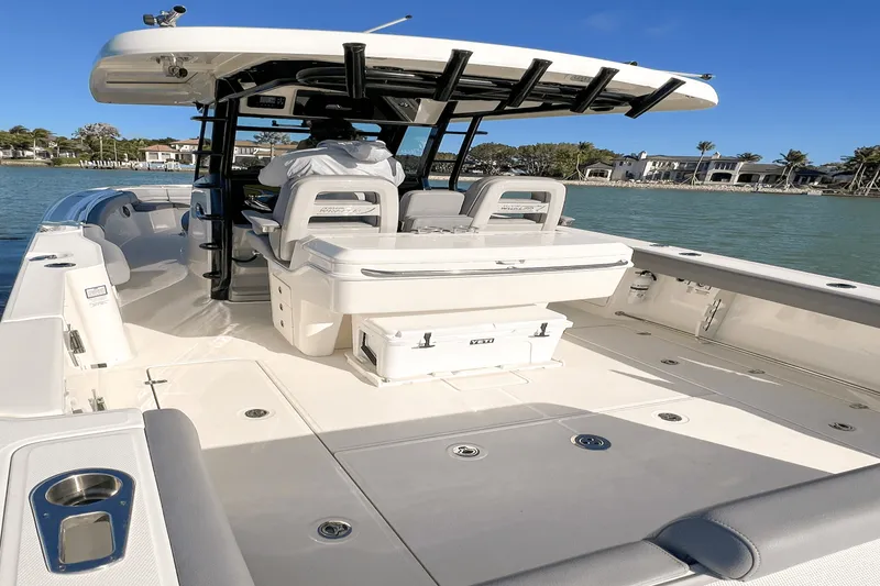 Slide: The Image of Boston Whaler 330 OUTRAGE 2023 - 14