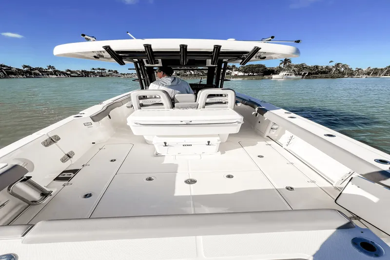 Slide: The Image of Boston Whaler 330 OUTRAGE 2023 - 15