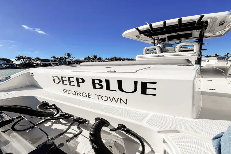 Slide: The Image of Boston Whaler 330 OUTRAGE 2023 - 17