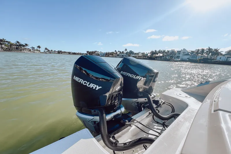 Slide: The Image of Boston Whaler 330 OUTRAGE 2023 - 18