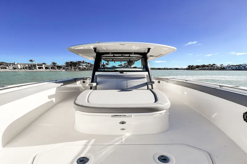Slide: The Image of Boston Whaler 330 OUTRAGE 2023 - 2
