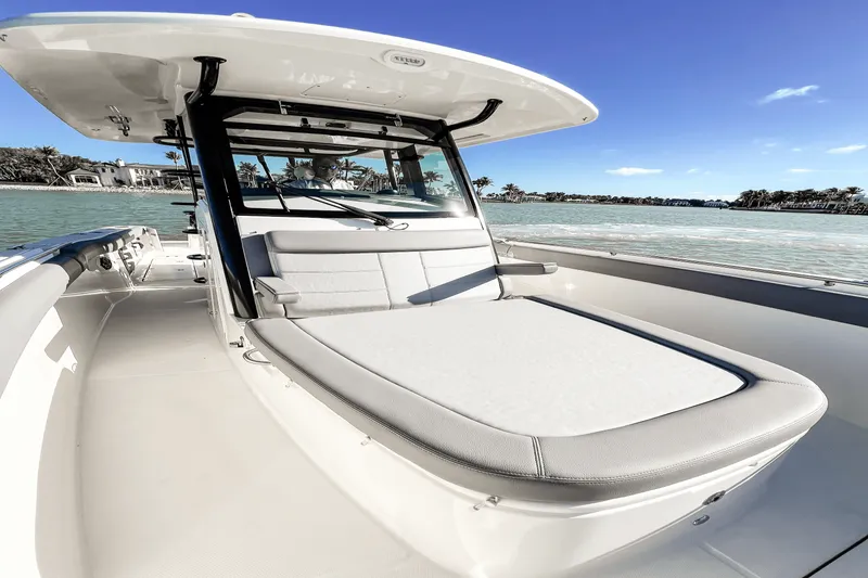 Slide: The Image of Boston Whaler 330 OUTRAGE 2023 - 3