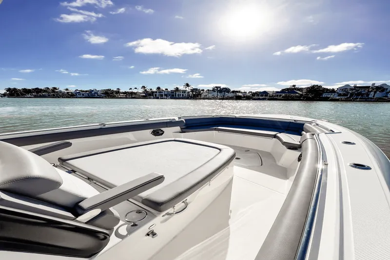 Slide: The Image of Boston Whaler 330 OUTRAGE 2023 - 4