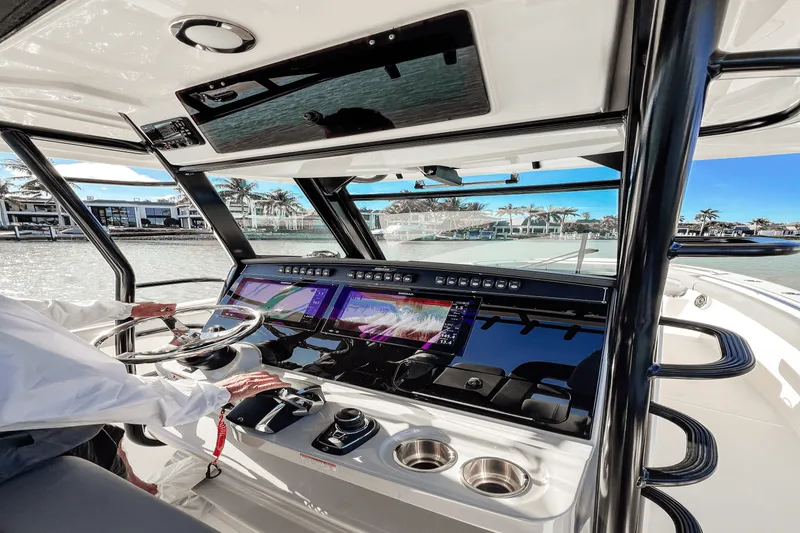 Slide: The Image of Boston Whaler 330 OUTRAGE 2023 - 5