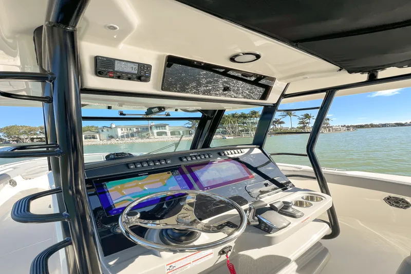 Slide: The Image of Boston Whaler 330 OUTRAGE 2023 - 6