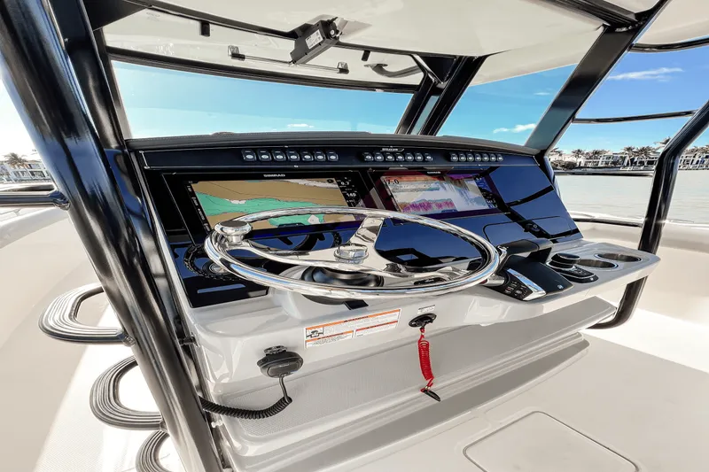 Slide: The Image of Boston Whaler 330 OUTRAGE 2023 - 7