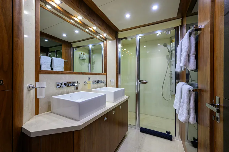 Slide: The Image of Sunseeker 122 2009 - 25