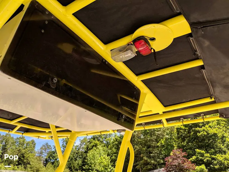 Slide: The Image of Boston Whaler 240 Outrage 2004 - 4853674