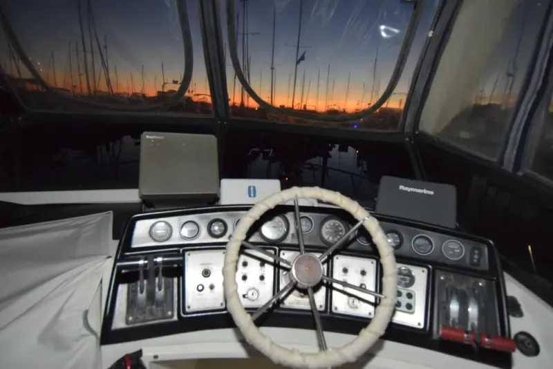 Slide: The Image of Carver Yachts 3297 Mariner 1989 - 15