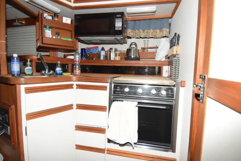 Slide: The Image of Carver Yachts 3297 Mariner 1989 - 3