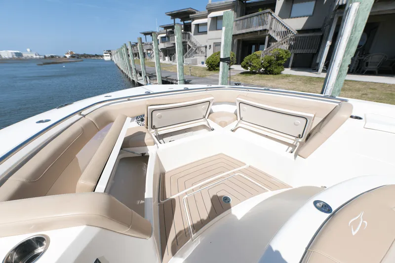 Slide: The Image of Scout 400 LXF 2023 - 10