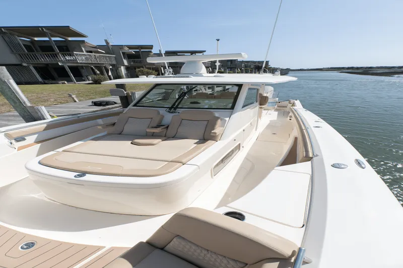 Slide: The Image of Scout 400 LXF 2023 - 12