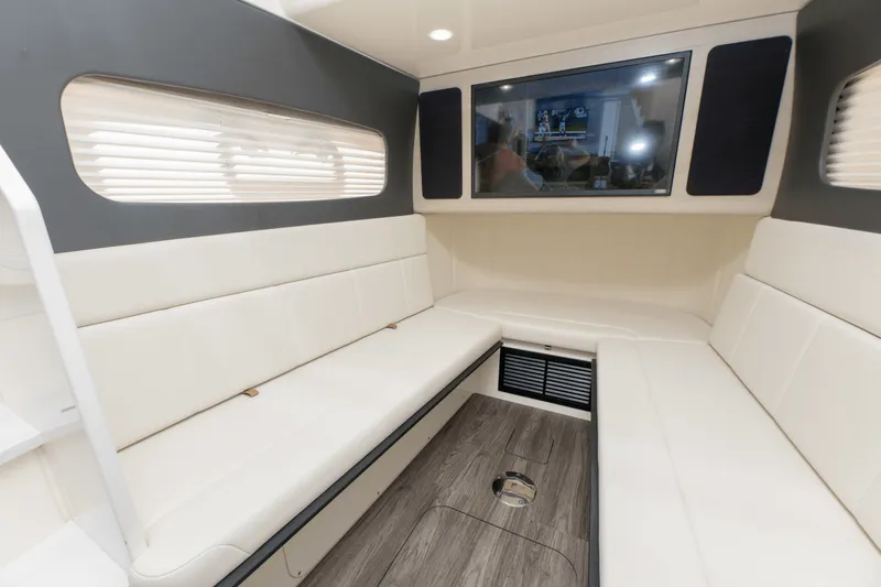 Slide: The Image of Scout 400 LXF 2023 - 15