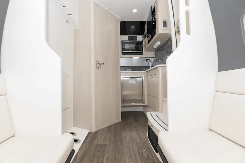 Slide: The Image of Scout 400 LXF 2023 - 16