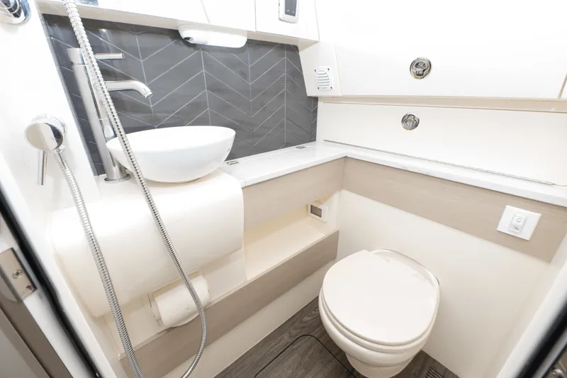 Slide: The Image of Scout 400 LXF 2023 - 17