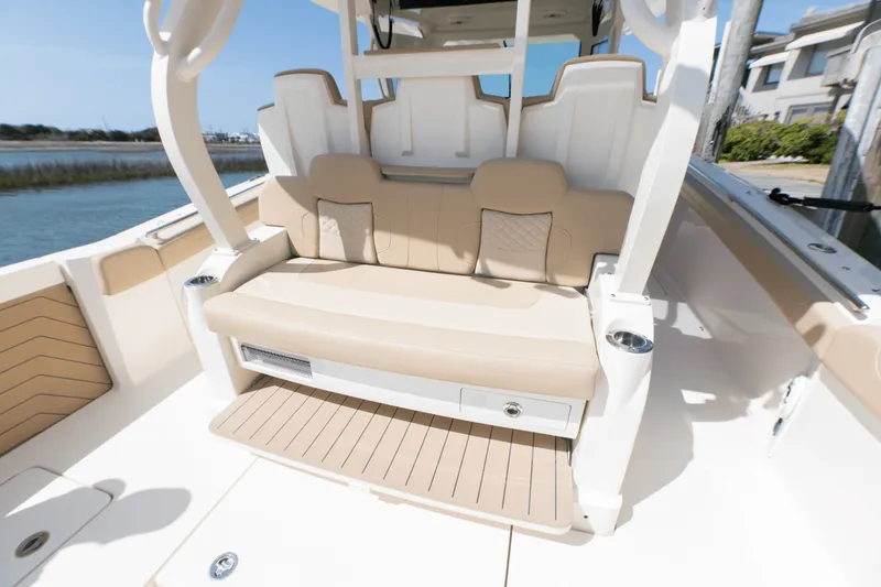 Slide: The Image of Scout 400 LXF 2023 - 26