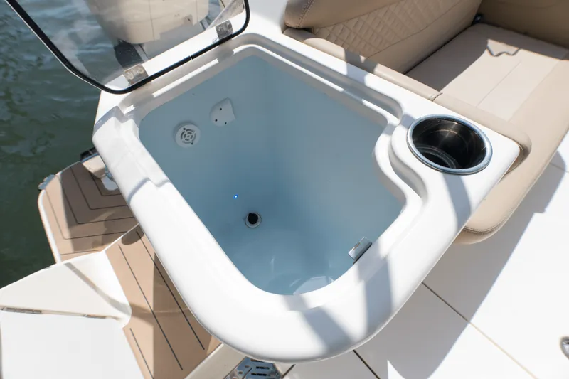 Slide: The Image of Scout 400 LXF 2023 - 30