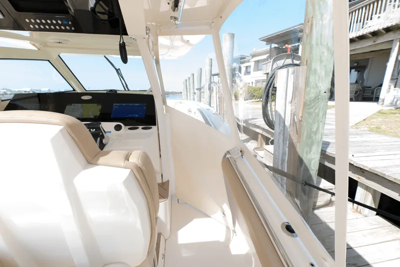 Slide: The Image of Scout 400 LXF 2023 - 38