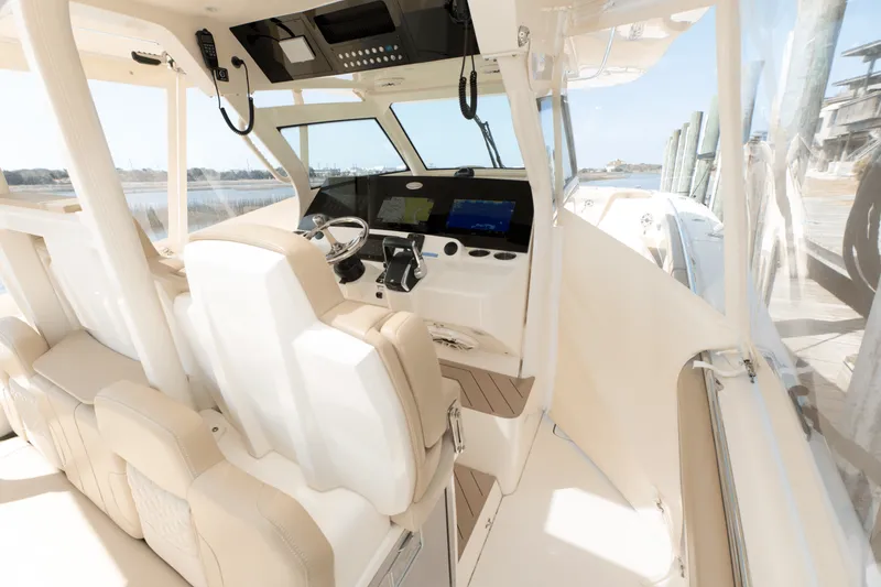 Slide: The Image of Scout 400 LXF 2023 - 39