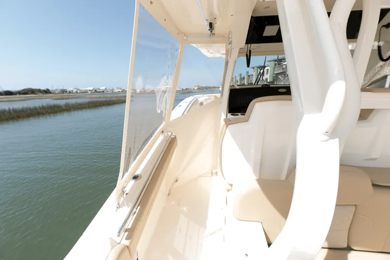 Slide: The Image of Scout 400 LXF 2023 - 40