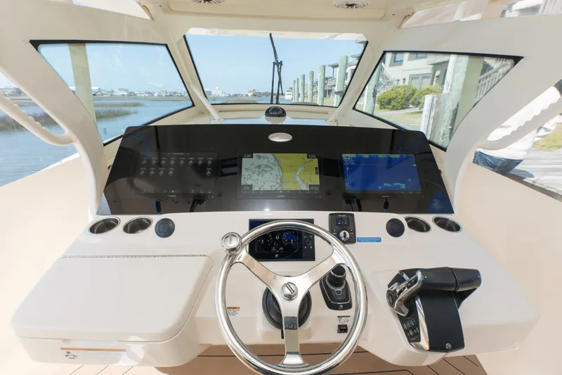 Slide: The Image of Scout 400 LXF 2023 - 42