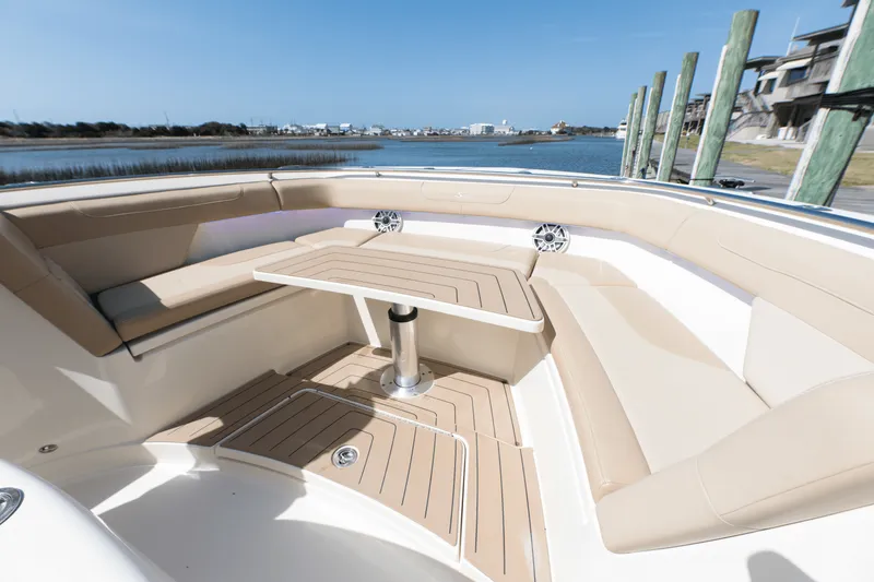 Slide: The Image of Scout 400 LXF 2023 - 9