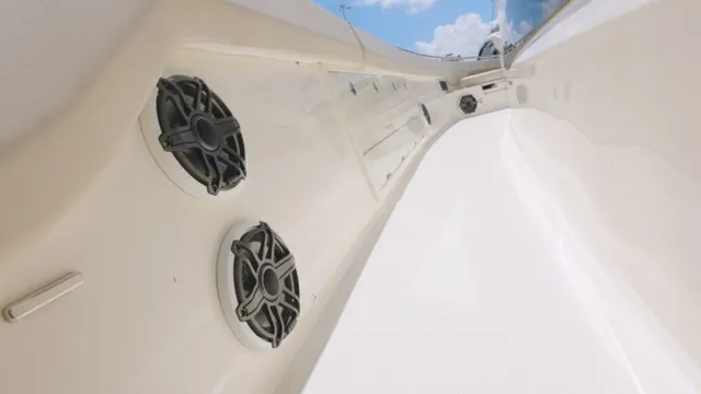 Slide: The Image of Boston Whaler 420 Outrage 2026 - 9