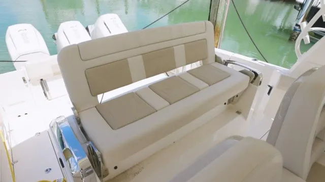 Slide: The Image of Boston Whaler 420 Outrage 2026 - 18