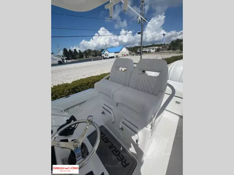 Slide: The Image of Regulator Marine 25 CENTER CONSOLE 2026 - 14