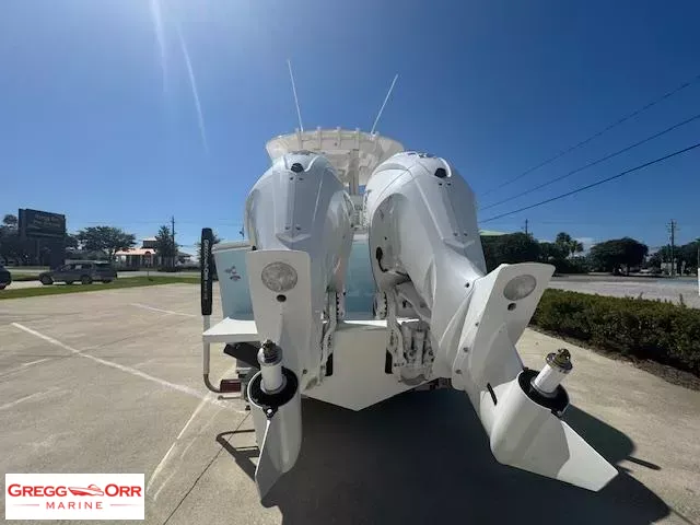 Slide: The Image of Regulator Marine 25 CENTER CONSOLE 2026 - 10