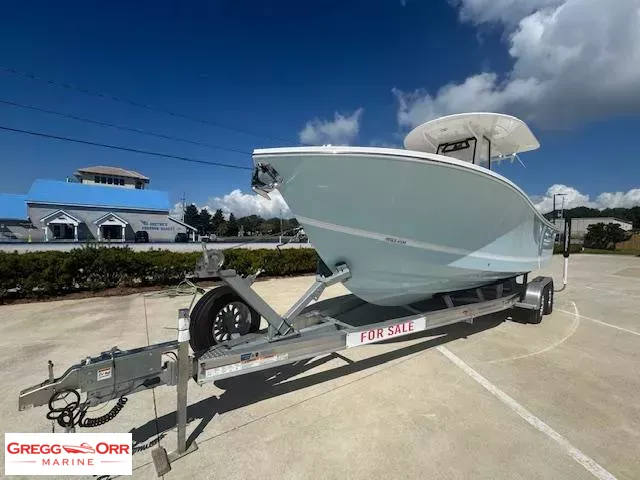 Slide: The Image of Regulator Marine 25 CENTER CONSOLE 2026 - 6