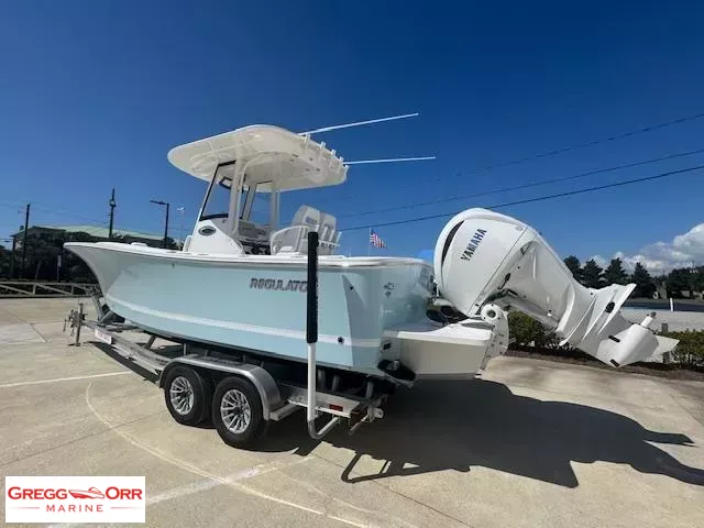Slide: The Image of Regulator Marine 25 CENTER CONSOLE 2026 - 7