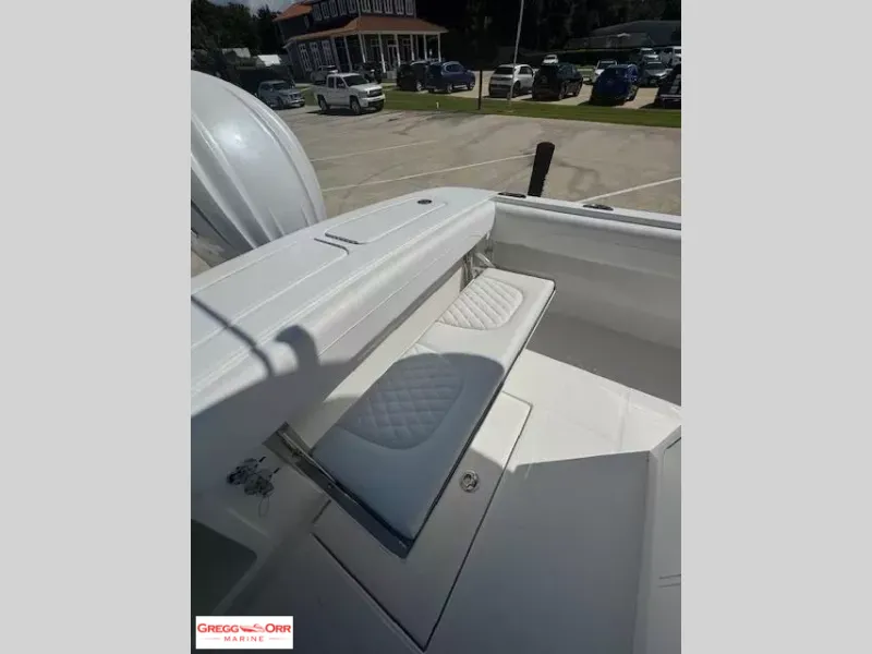 Slide: The Image of Regulator Marine 25 CENTER CONSOLE 2026 - 19