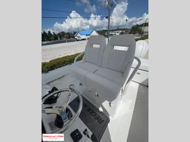 Slide: The Image of Regulator Marine 25 CENTER CONSOLE 2026 - 15