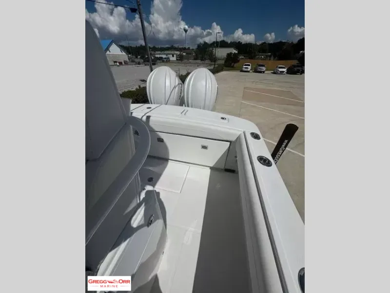 Slide: The Image of Regulator Marine 25 CENTER CONSOLE 2026 - 13